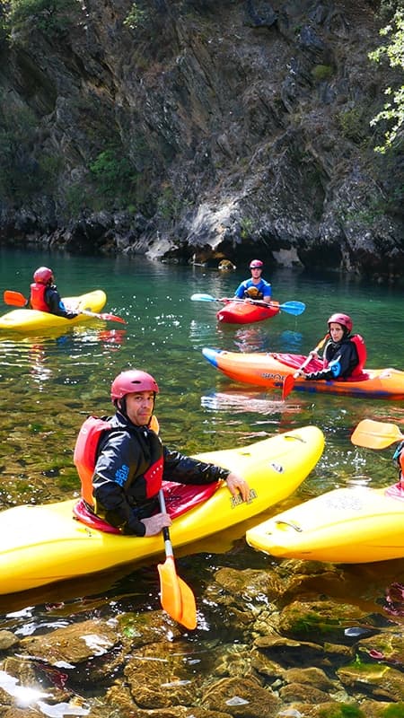 Student learning paddling and control techniques during a kayak course in Llavorsí.
