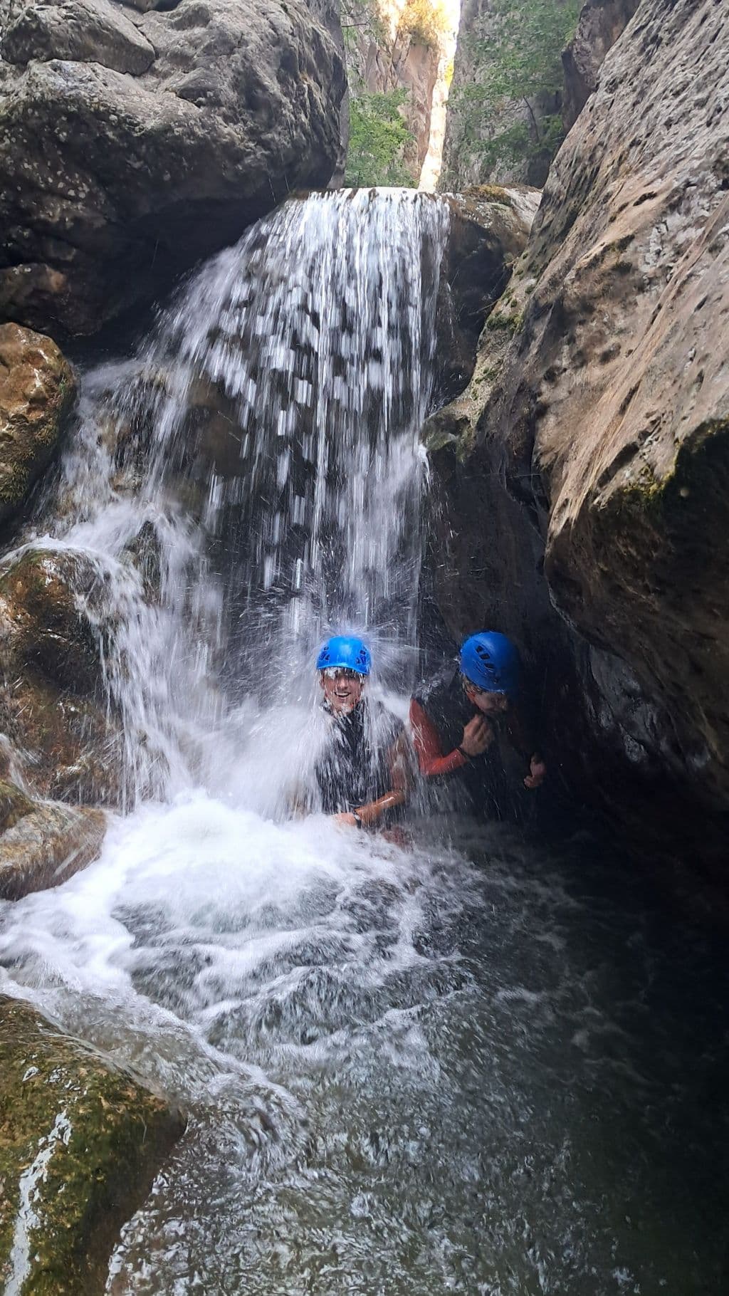 Barranquista realizando un rápel por una cascada en las paredes encajonadas del Congosto de Obarra.
